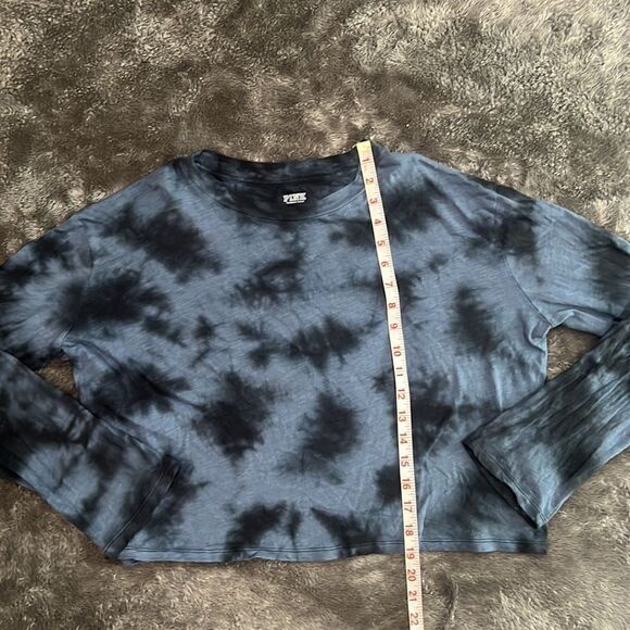 96. PINK Victoria’s Secret Tie Dye Oversized Long Sleeve Cropped Shirt Size S - Picture 3 of 9